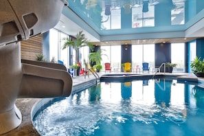 Piscine couverte, chaises longues