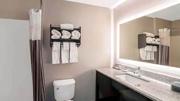 Combined shower/bathtub, free toiletries, hair dryer, towels