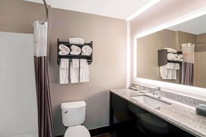 Bañera con ducha, artículos de tocador gratuitos, secador de pelo
