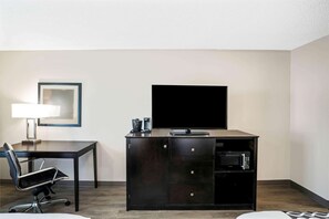 Premium bedding, desk, iron/ironing board, free cots/infant beds