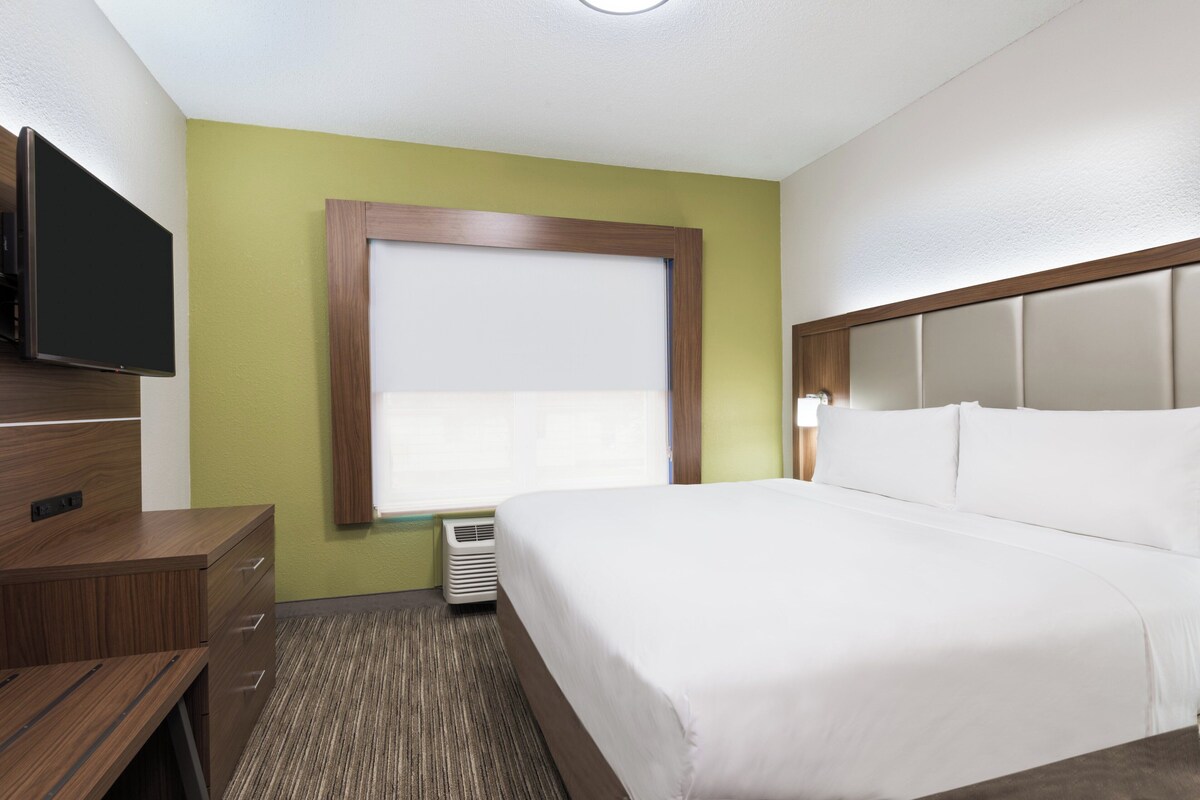 Pillowtop beds, in-room safe, desk, laptop workspace