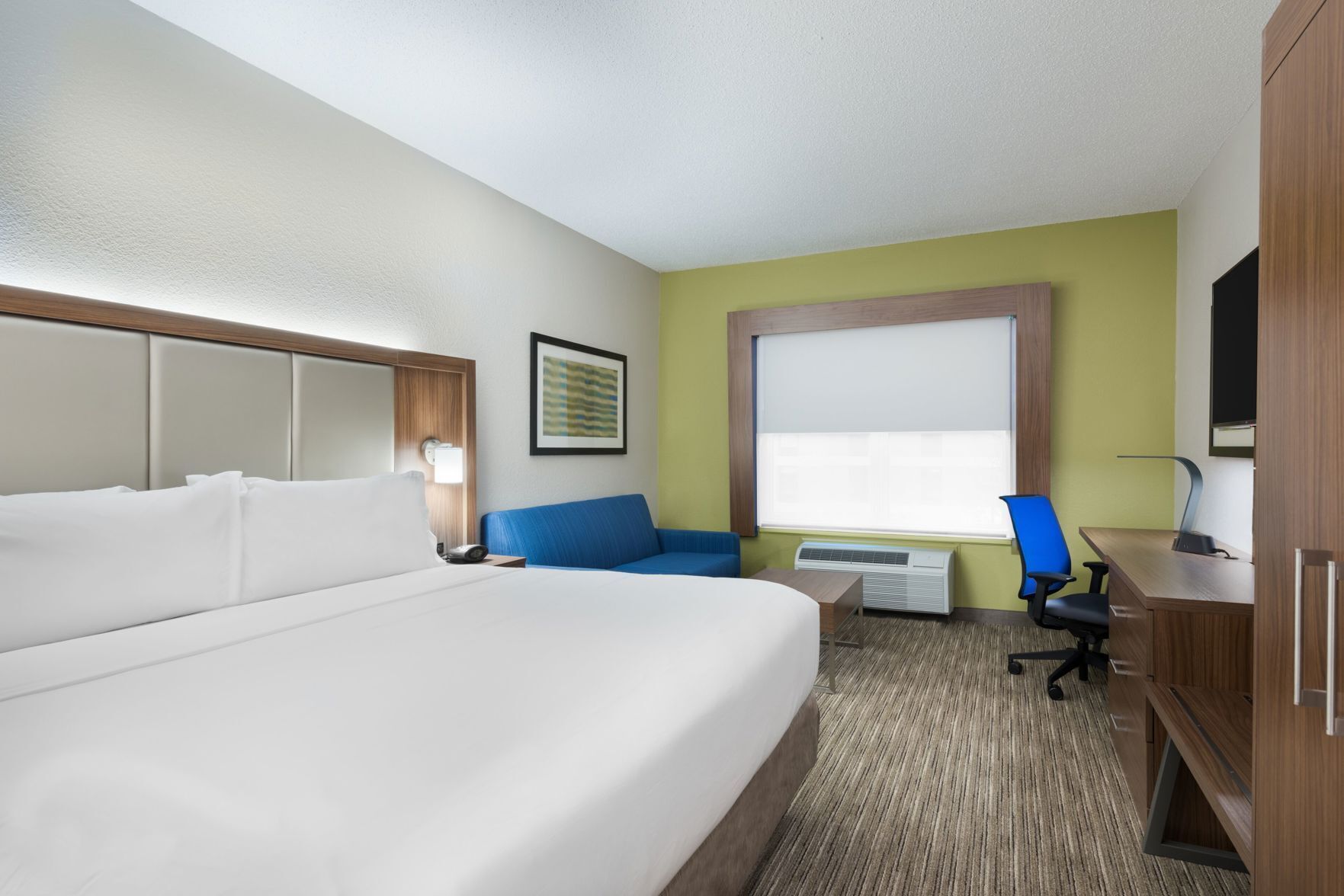 Nệm có lớp đệm bông, két bảo mật tại phòng, bàn 