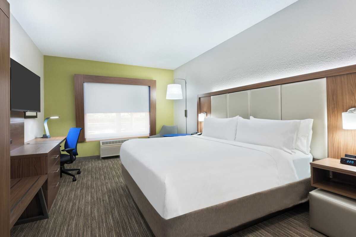 Pillowtop beds, in-room safe, desk, laptop workspace
