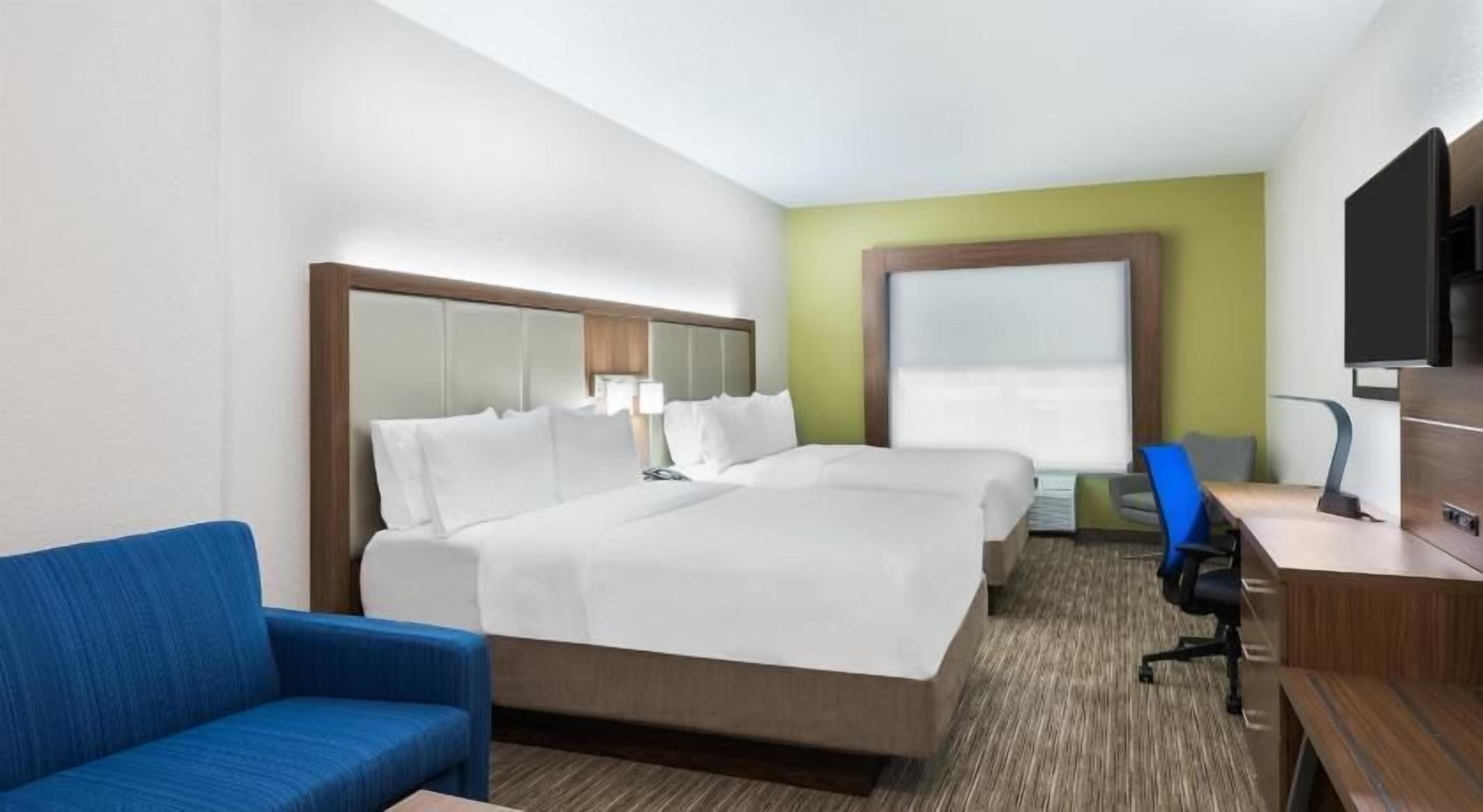 Nệm có lớp đệm bông, két bảo mật tại phòng, bàn 