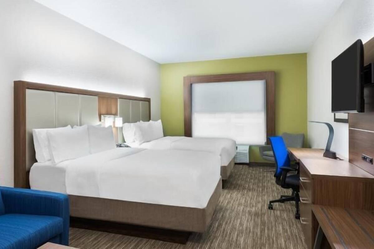 Camas con pillow-top, caja de seguridad en la habitación y escritorio