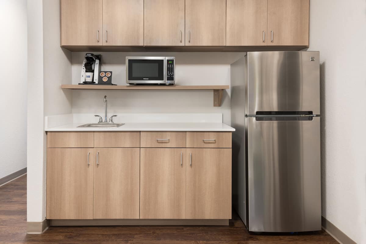 Suite ejecutiva, 1 cama King size, para no fumadores | Cocineta privada | Refrigerador, microondas y cafetera y tetera