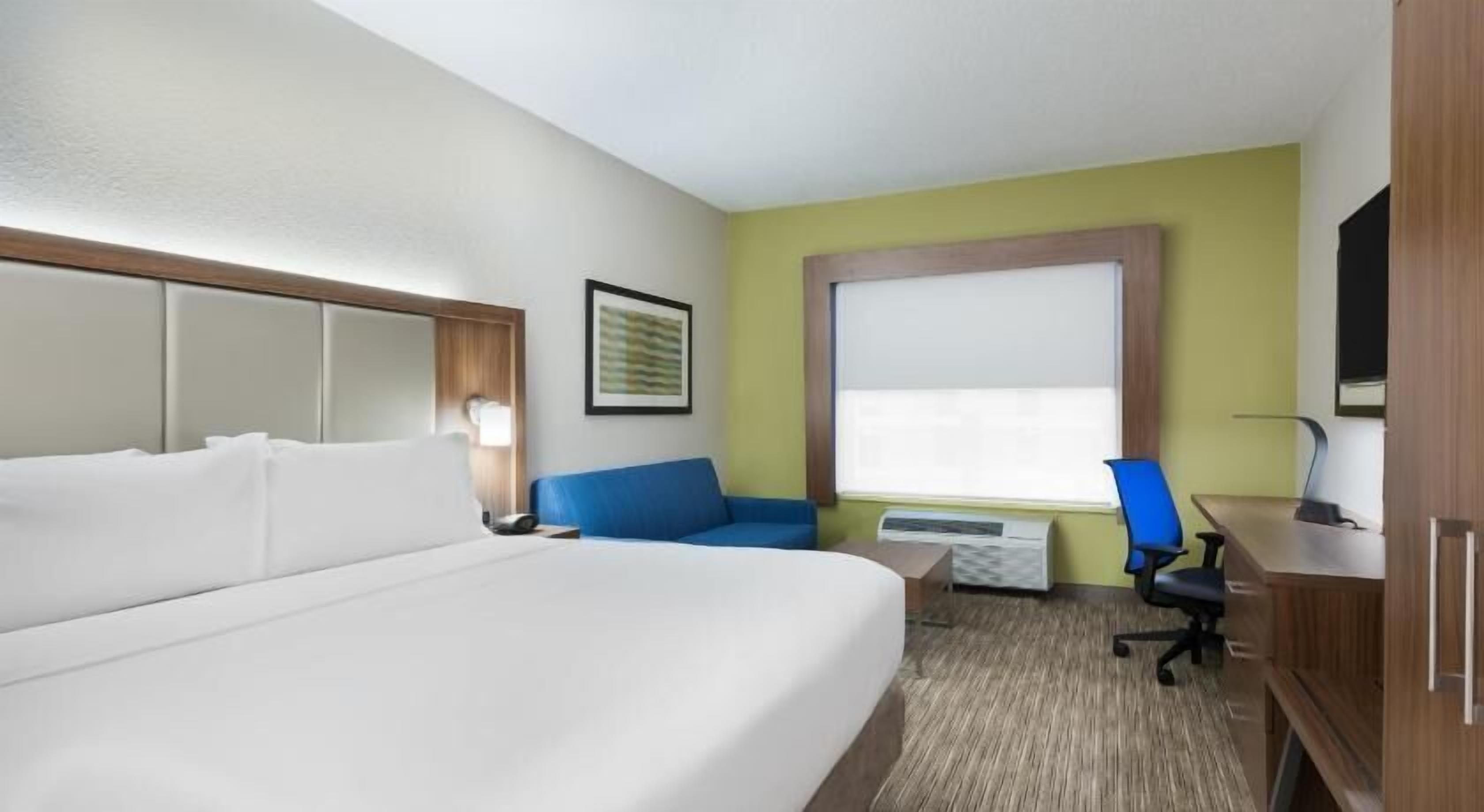 Nệm có lớp đệm bông, két bảo mật tại phòng, bàn 