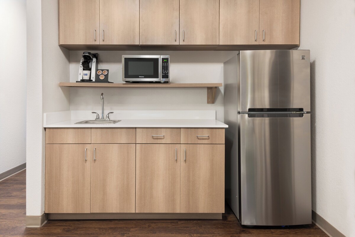 Executive Suite, 1 King Bed, Non Smoking | Pillowtop beds, in-room safe, desk, laptop workspace