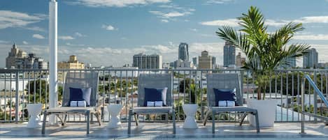 Kolam renang outdoor, dengan kursi berjemur