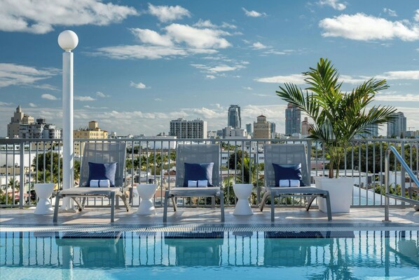 Außenpool, geöffnet von 08:00 Uhr bis 22:00 Uhr, Liegestühle