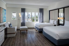 Zimmer, Mehrere Betten | Hochwertige Bettwaren, Daunenbettdecken, Zimmersafe, Schreibtisch