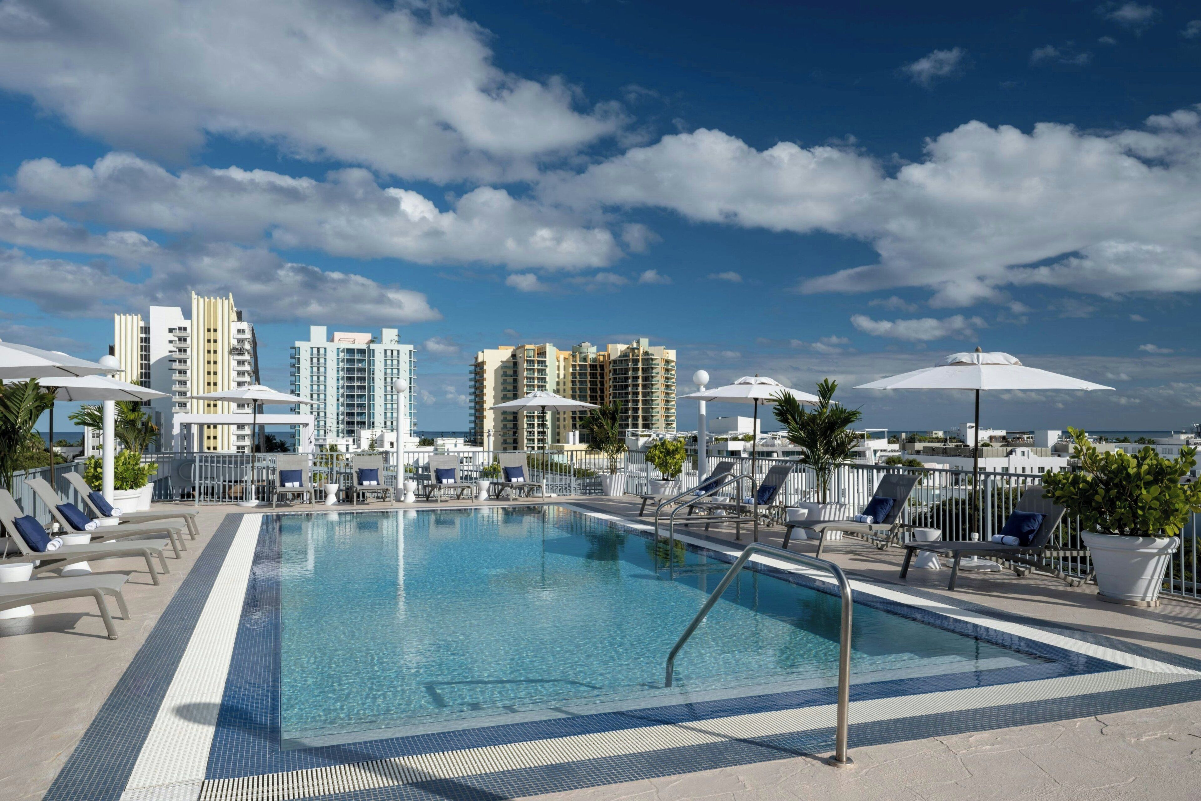 Una piscina al aire libre (de 08:00 a 22:00), tumbonas