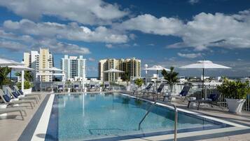 Una piscina al aire libre (de 08:00 a 22:00), tumbonas