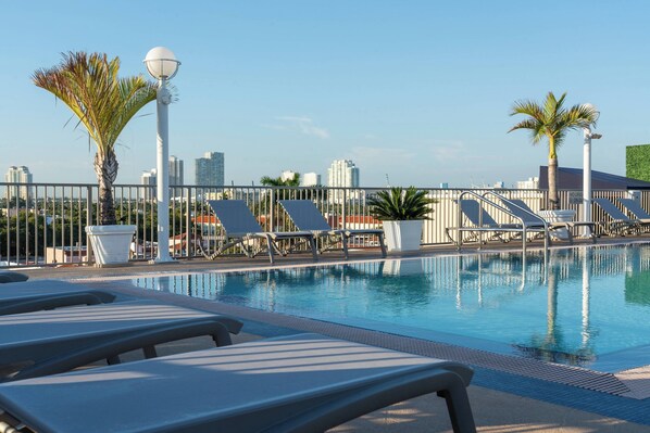 Piscine extérieure, chaises longues