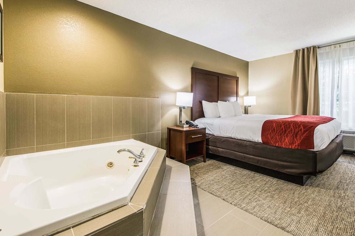 1 bedroom, premium bedding, desk, soundproofing