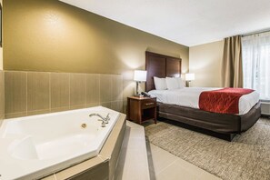 Phòng Suite Tiêu chuẩn, 1 giường cỡ king, không hút thuốc, bồn tắm thủy lực (1 Person Jetted Tub) | Bộ đồ giường cao cấp, bàn, phòng cách âm 