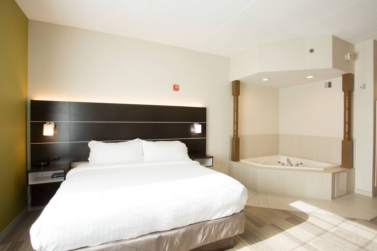 Phòng Suite, 1 giường cỡ king, bồn tắm thủy lực (Additional Living Area) | Bàn, bàn ủi/dụng cụ ủi quần áo, nôi (giường cho trẻ sơ sinh) miễn phí