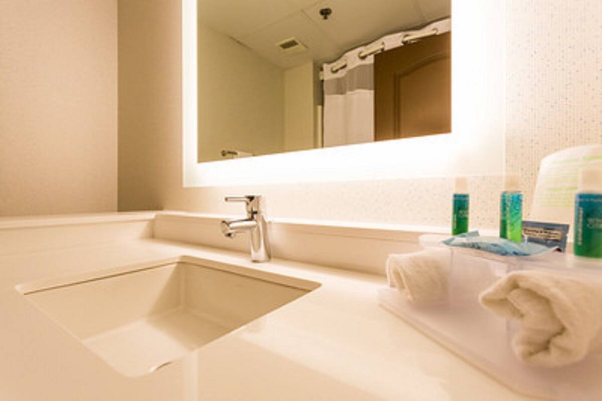 Phòng Suite, 1 phòng ngủ | Bàn, bàn ủi/dụng cụ ủi quần áo, nôi (giường cho trẻ sơ sinh) miễn phí