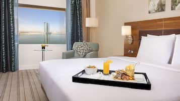 Peralatan tempat tidur hipoalergenik, peti besi dalam bilik, meja