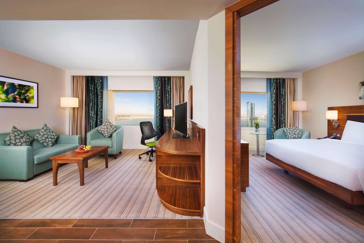 Hypo-allergenic bedding, in-room safe, desk, blackout drapes