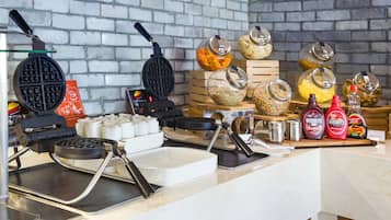 Πρωινό σε μπουφέ καθημερινά (75.00 AED/άτομο)