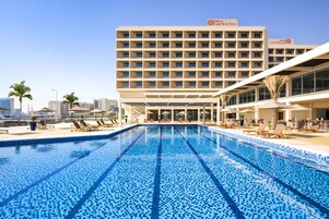 2 piscinas externas, funciona das 7h às 21h, barracas de cortesia