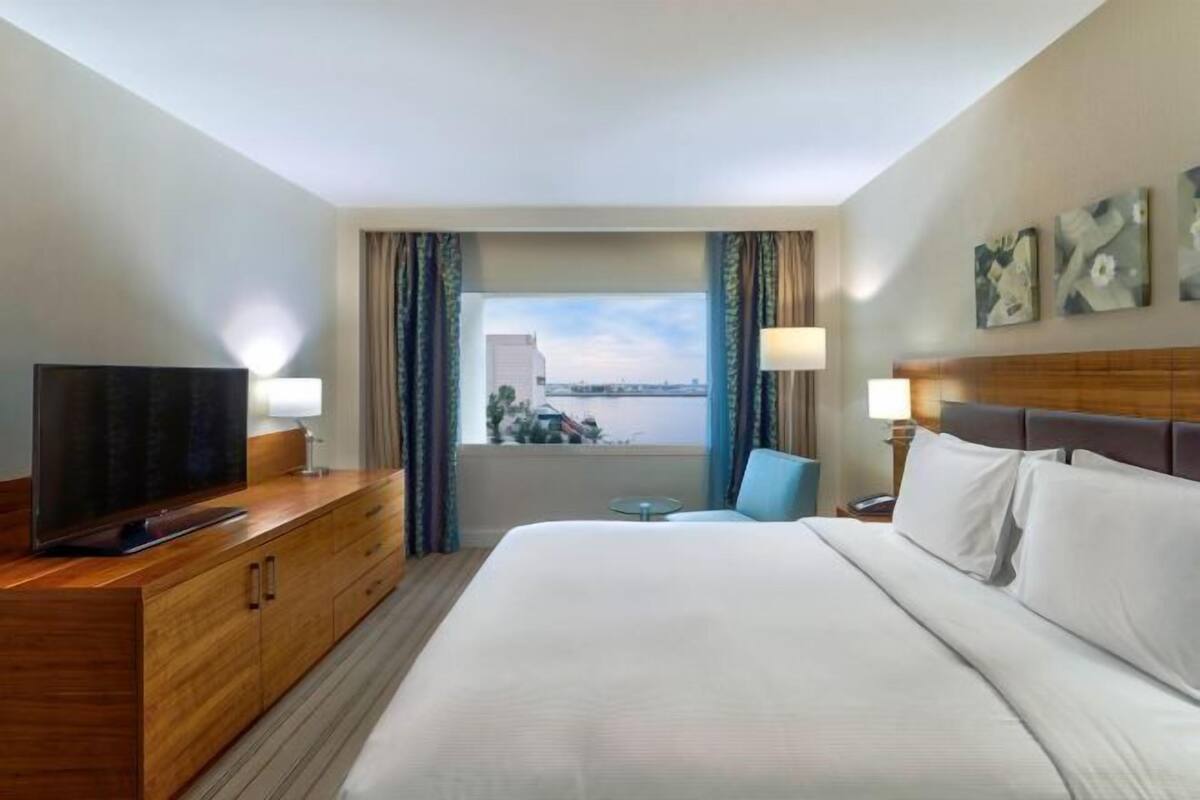 Hypo-allergenic bedding available, in-room safe, desk, blackout drapes