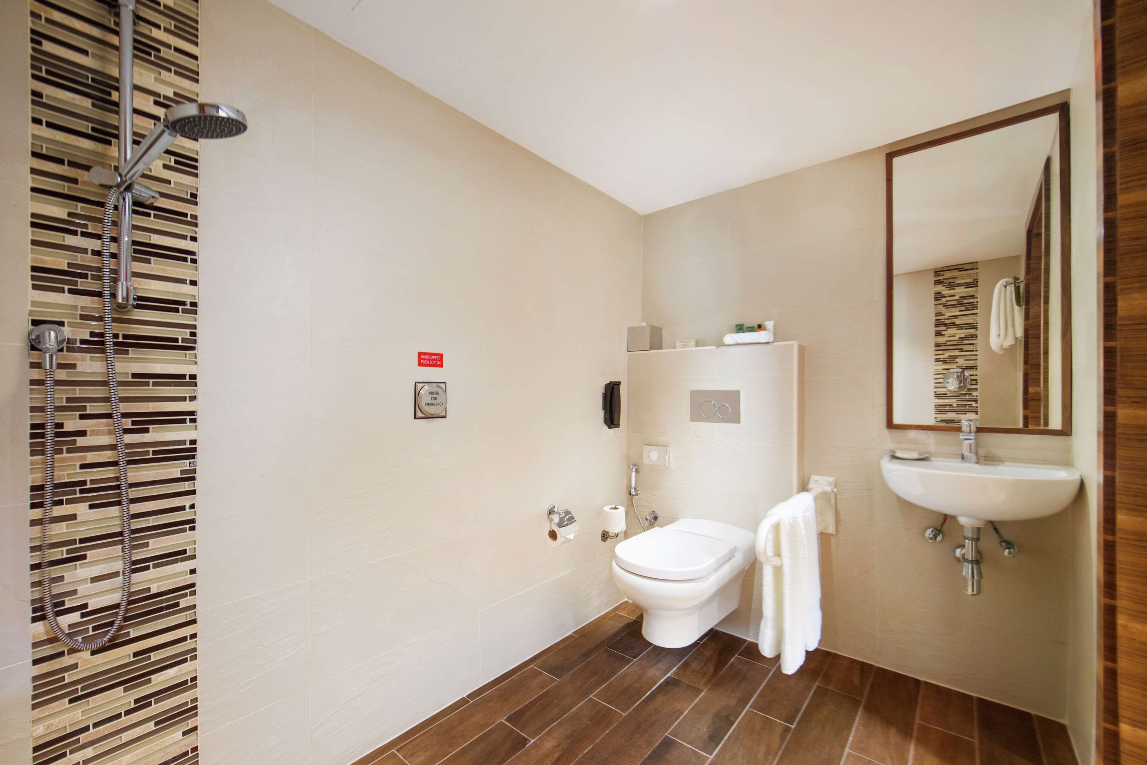 Un baño moderno con ducha, inodoro y lavamanos.