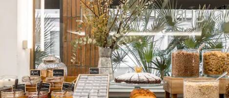 每日供应自助式早餐(每人 EUR 16)