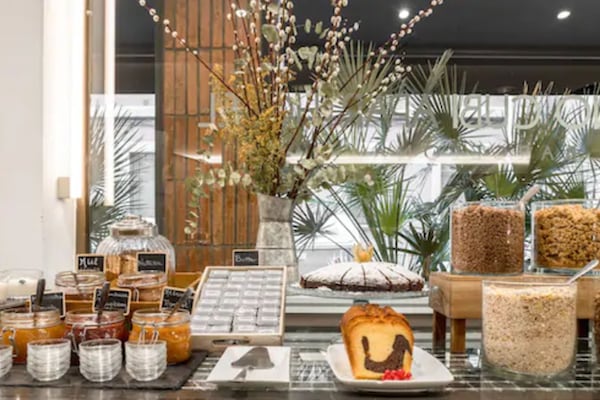 Desayuno buffet diario (EUR 16 por persona)