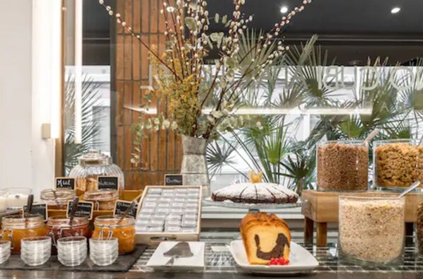 Petit déjeuner buffet (16 EUR par personne)