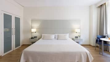 Minibar, caja fuerte, cortinas opacas y tabla de planchar con plancha