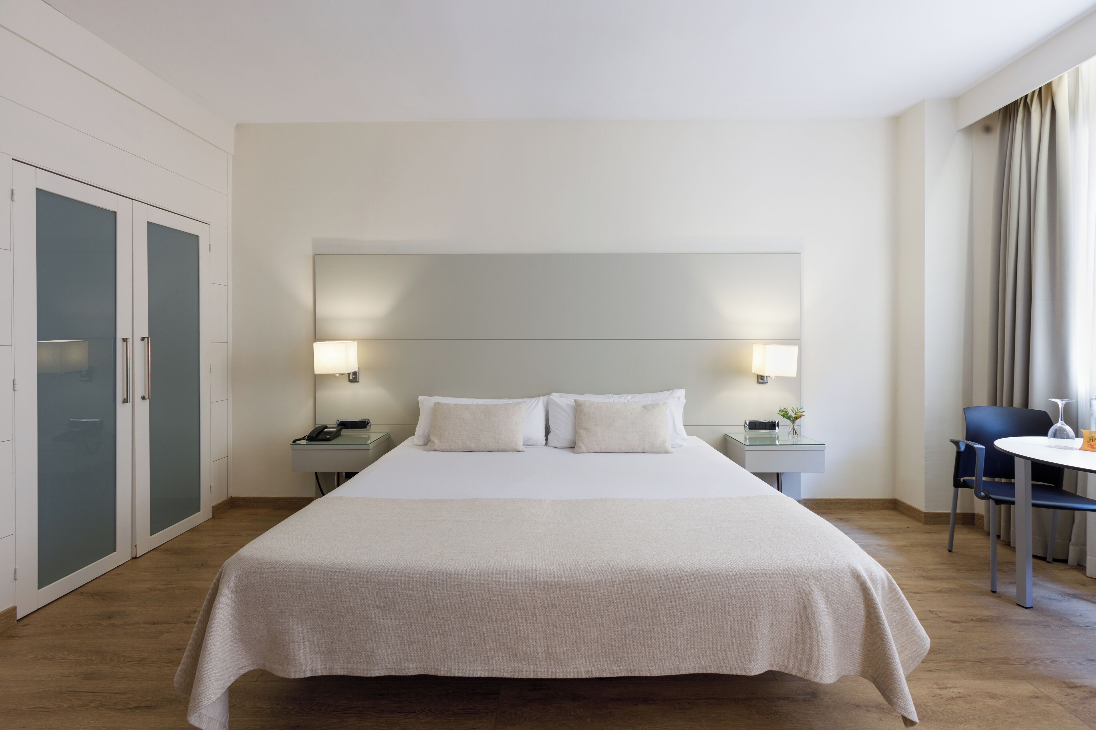 Frigobar, cofres nos quartos, cortinas blackout