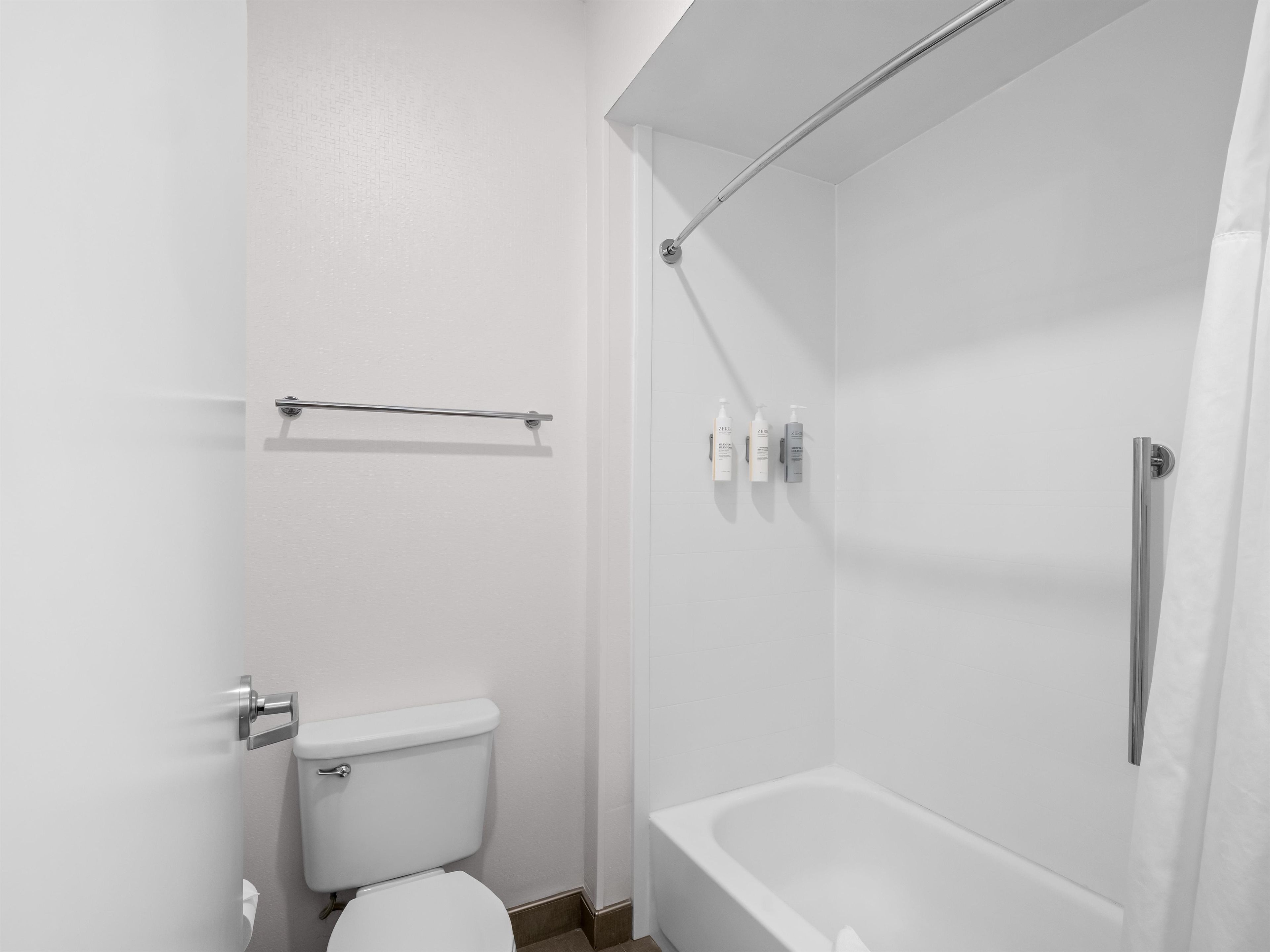 Ein Badezimmer mit Toilette, Badewanne und Duschbereich.
