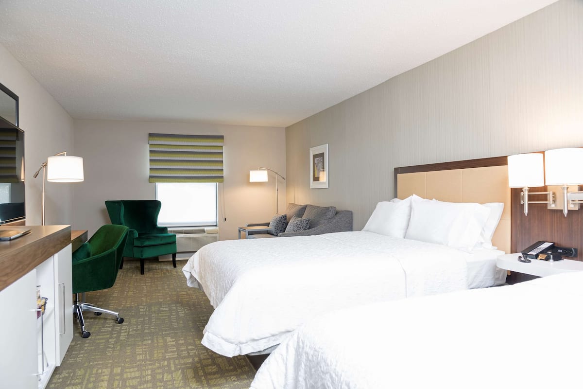 In-room safe, laptop workspace, iron/ironing board, free WiFi