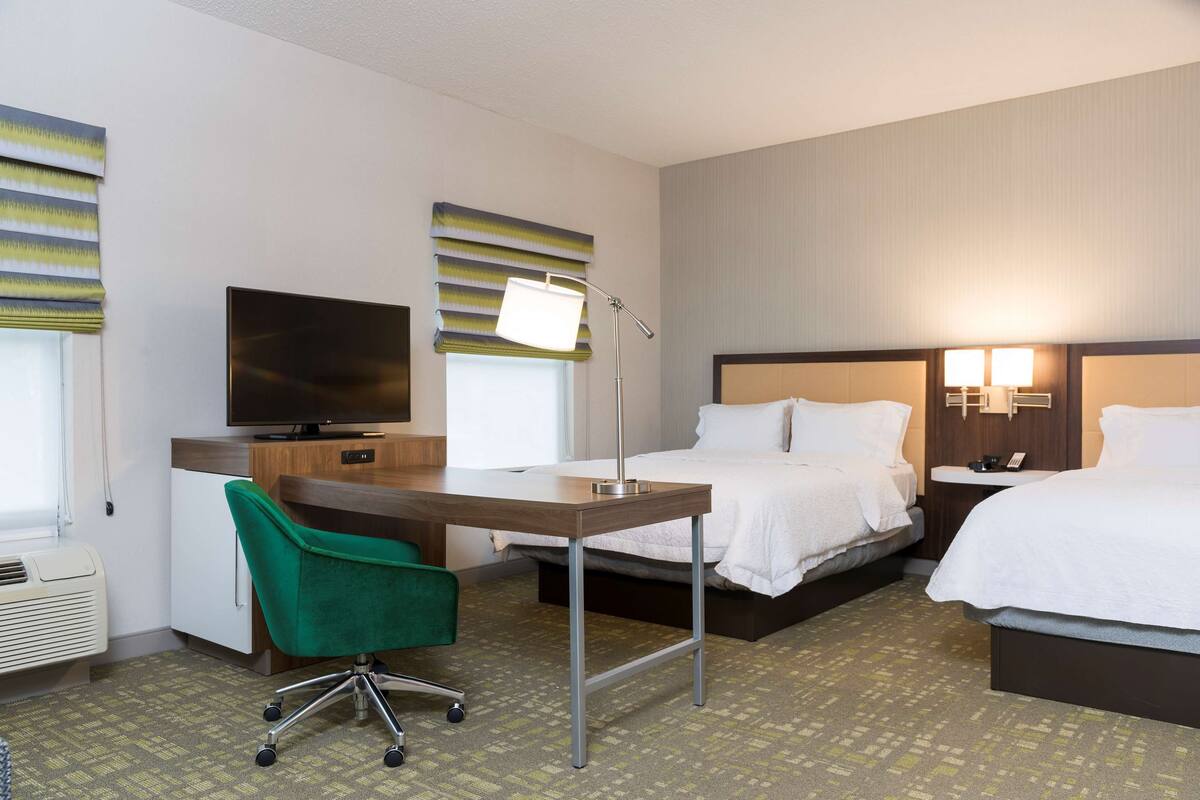 Standard Room | Peti besi dalam bilik, ruang kerja komputer riba 