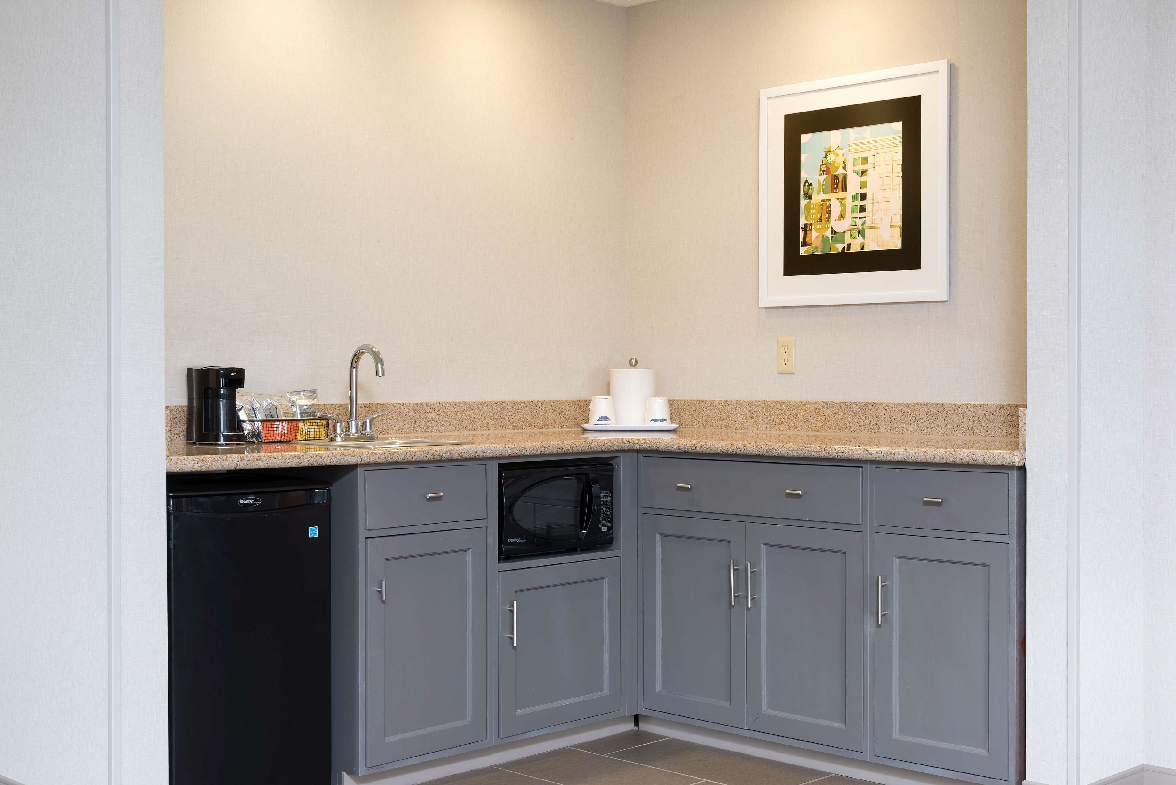 in-room safe, laptop workspace, iron/ironing board, free wifi