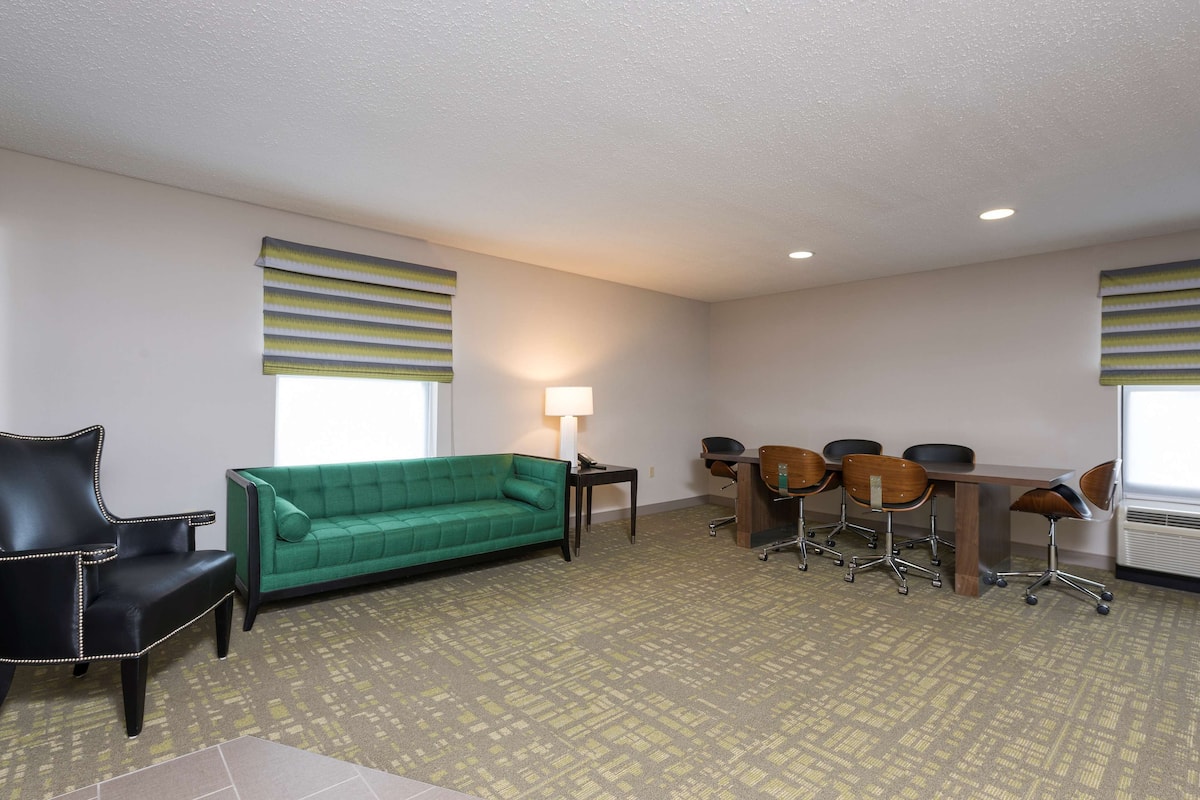 Suite, 1 King Bed | Living area | 43-inch TV with cable channels