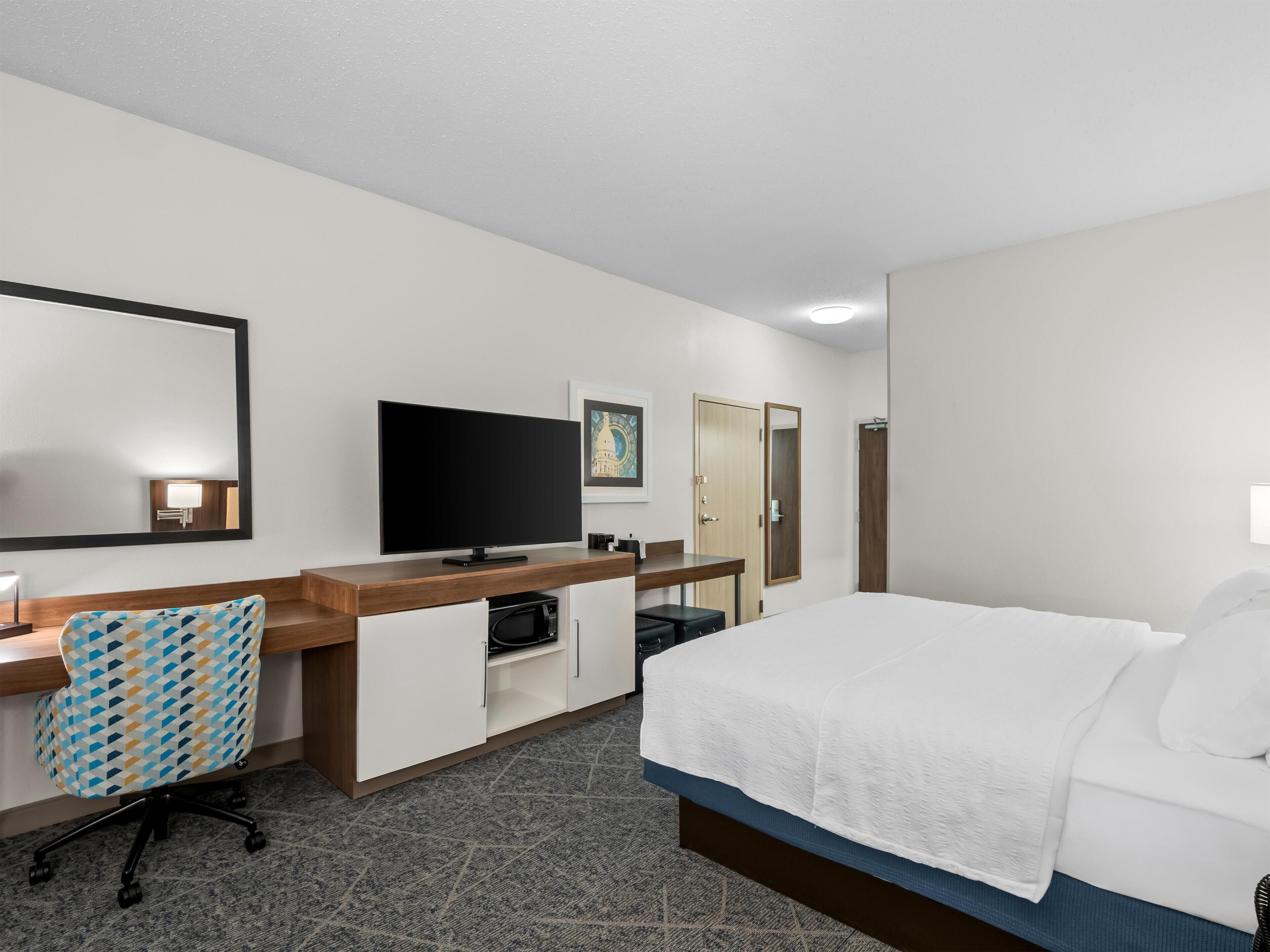 One king bed non smoking | In-room safe, laptop workspace, iron/ironing board, free WiFi