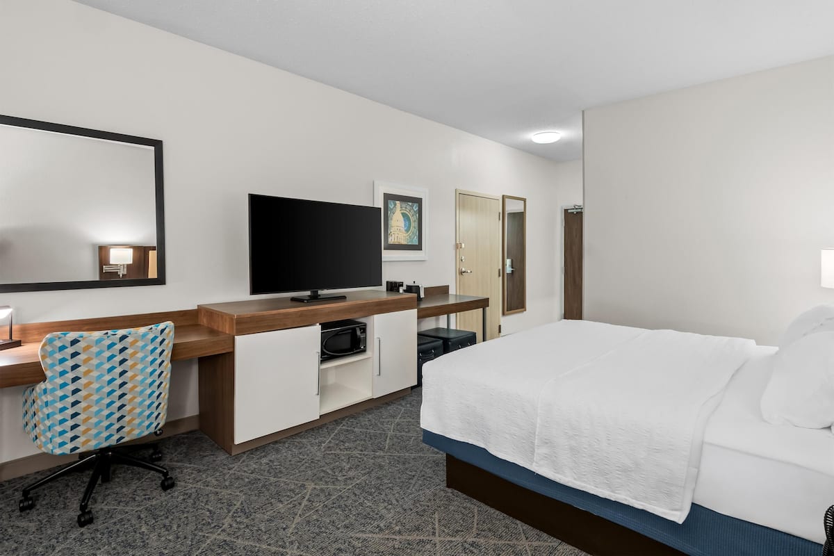 One king bed non smoking | In-room safe, laptop workspace, iron/ironing board, free WiFi