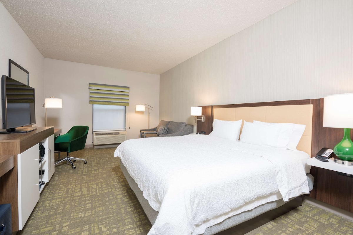 In-room safe, laptop workspace, iron/ironing board, free WiFi
