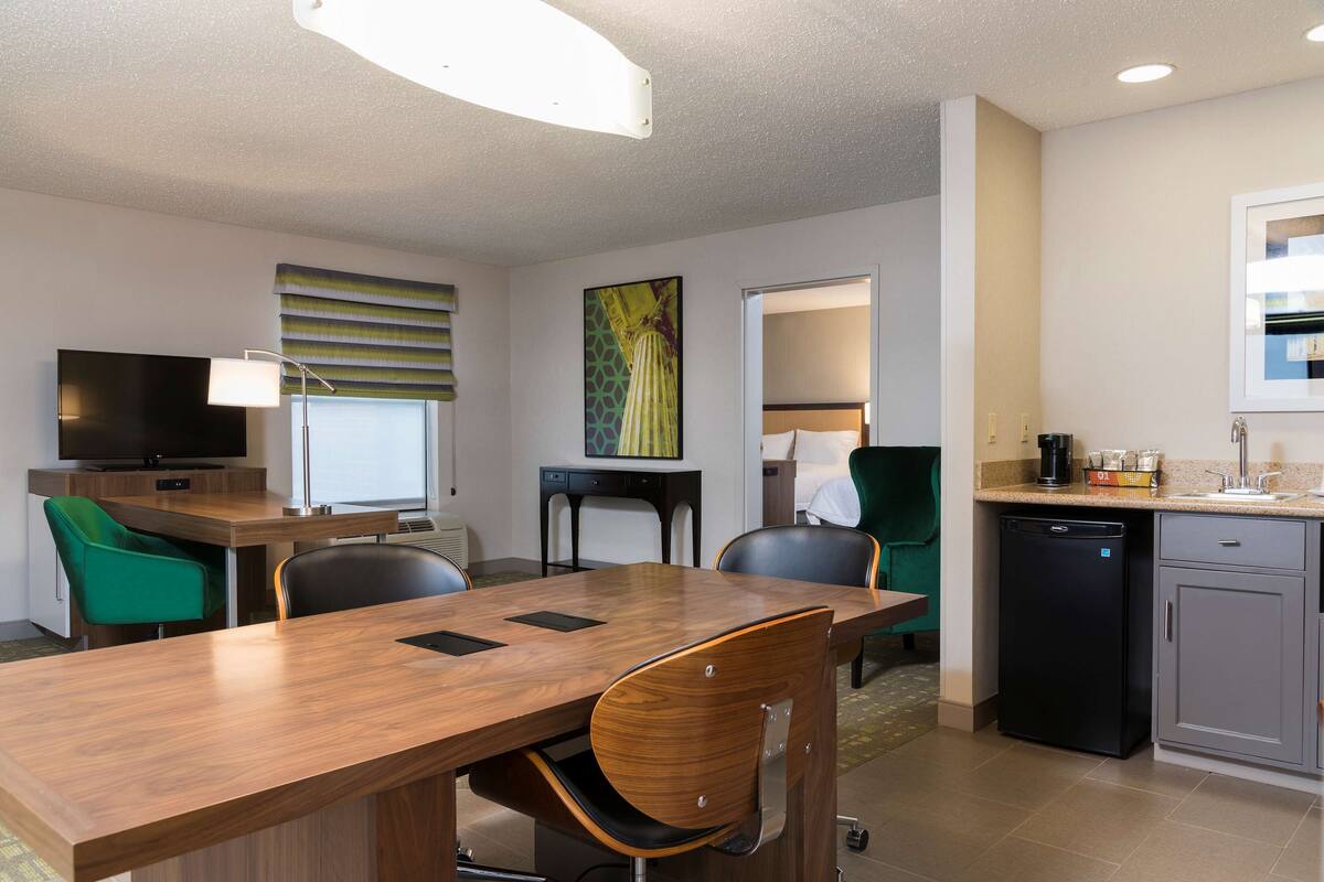 Suite, 2 Katil Ratu (Queen), Refrigerator & Microwave (Wet bar) | Peti besi dalam bilik, ruang kerja komputer riba 