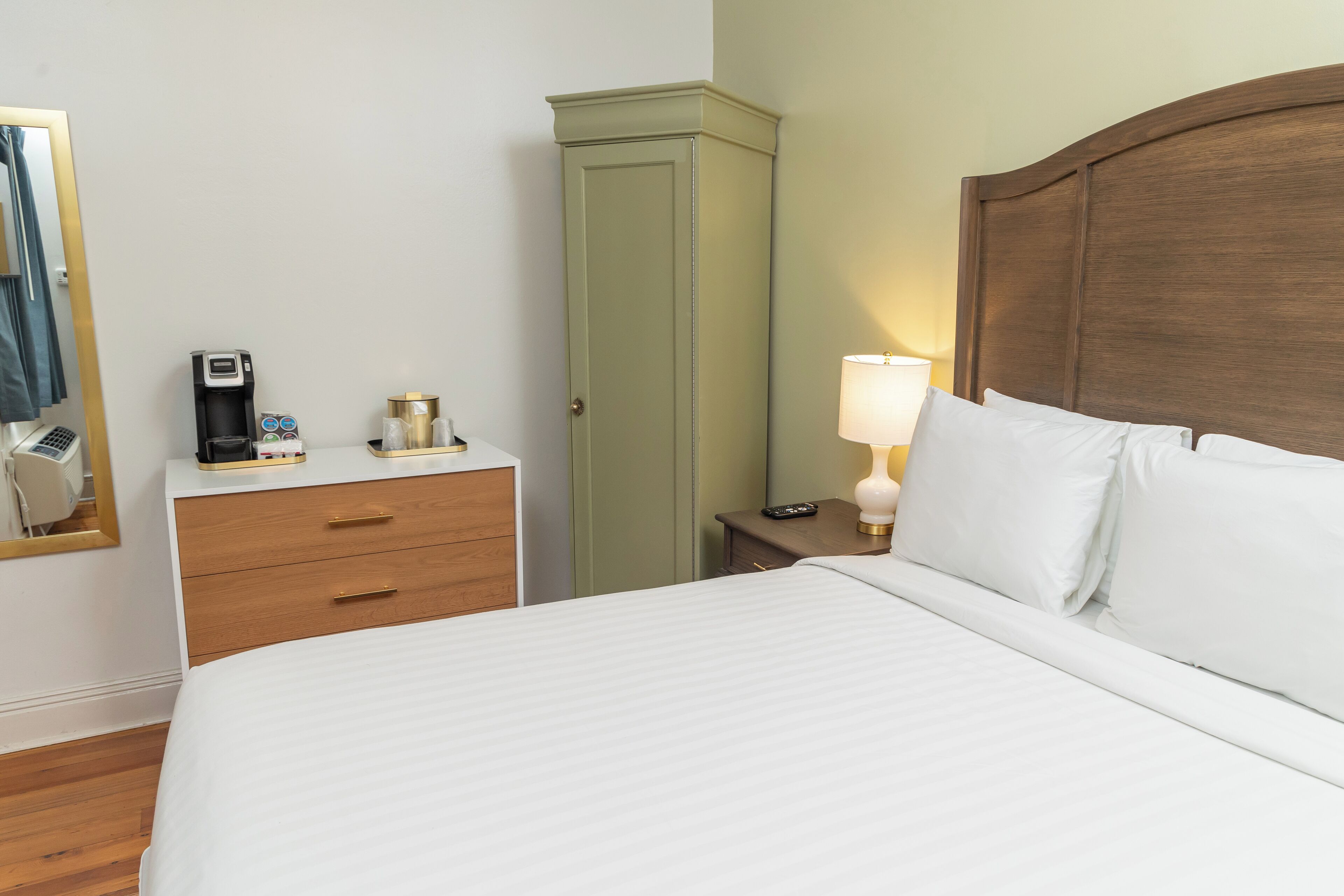 deluxe room, 1 queen bed | living area | flat-screen tv, mp3 dock