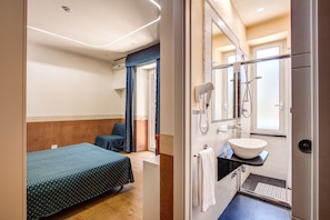 Single Room | Minibar, in-room safe, desk, free WiFi