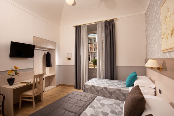 Zimmersafe, Schreibtisch, laptopgeeigneter Arbeitsplatz