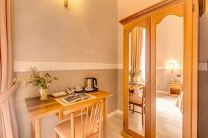 Minibar, in-room safe, free WiFi, bed sheets - Hotel Martini (Rome)