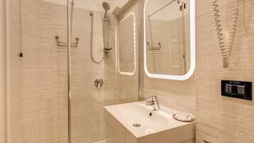 Triple Room | Bathroom | Free toiletries, hair dryer, towels