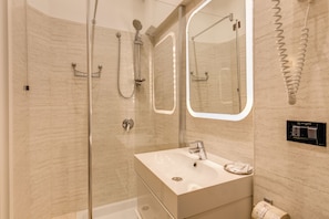 Habitación triple | Baño | Amenidades de baño gratuitas, secadora de cabello, toallas