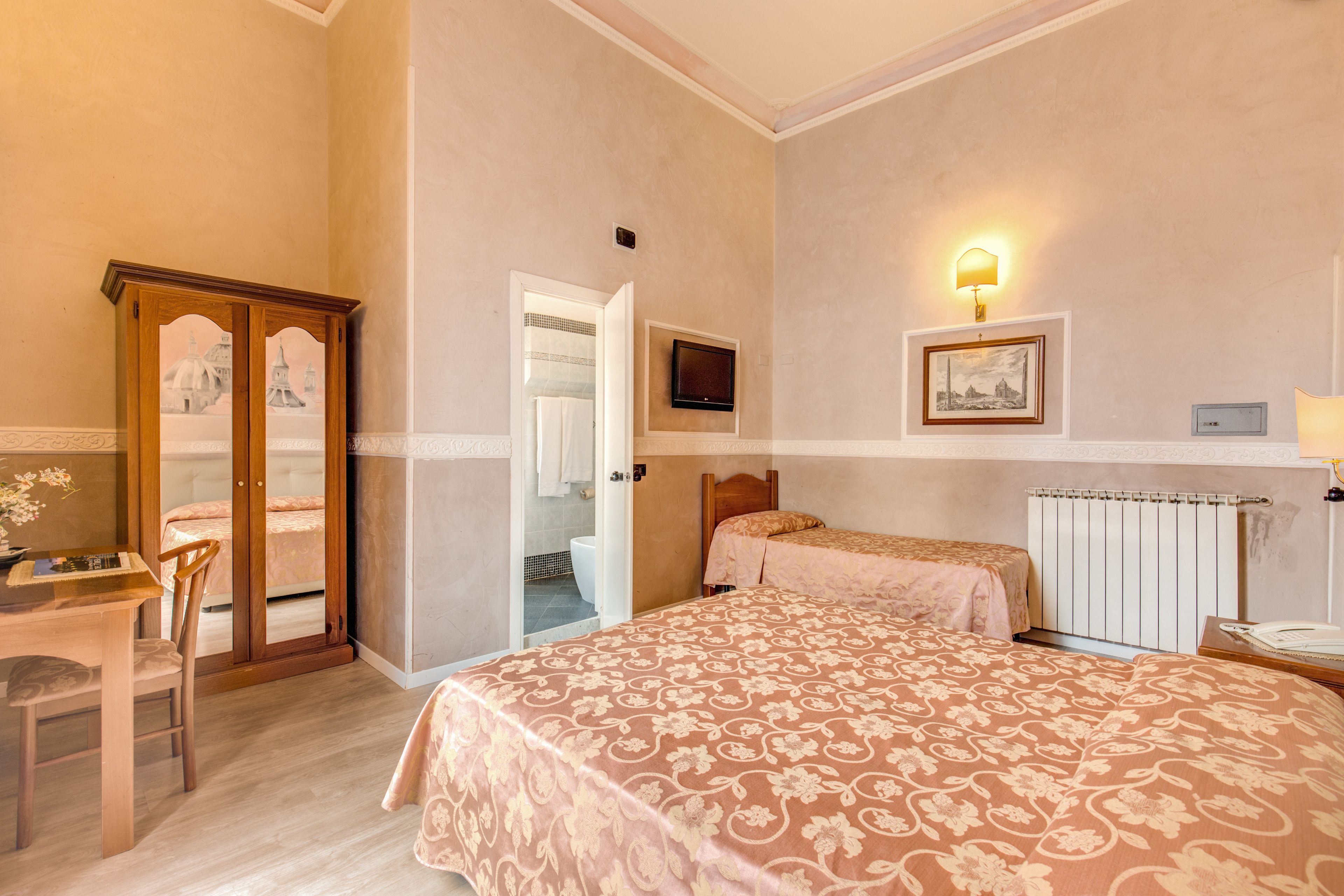 Minibar, caja de seguridad en la habitación, wifi gratis y ropa de cama 