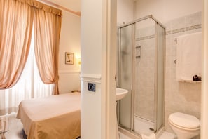 Habitación básica, 1 cama individual grande, vista a la ciudad | Minibar, caja de seguridad en la habitación, wifi gratis y ropa de cama